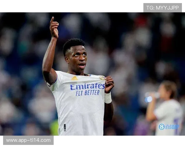 国家德比焦点瞬间维尼修斯与库巴西同饮一瓶水引热议